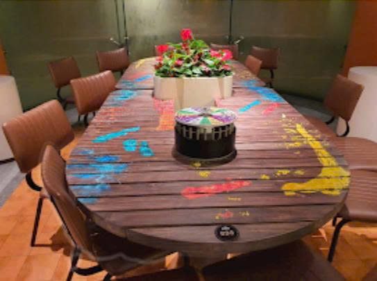 Bàn vẽ tay — Hand-painted table
