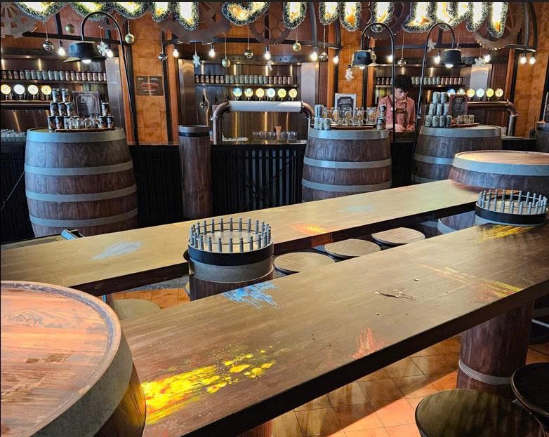 Quầy bar gỗ — Bar counter