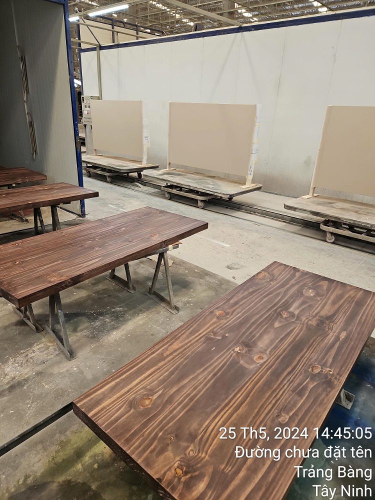 Bàn gỗ đốt — Burnt-wood table