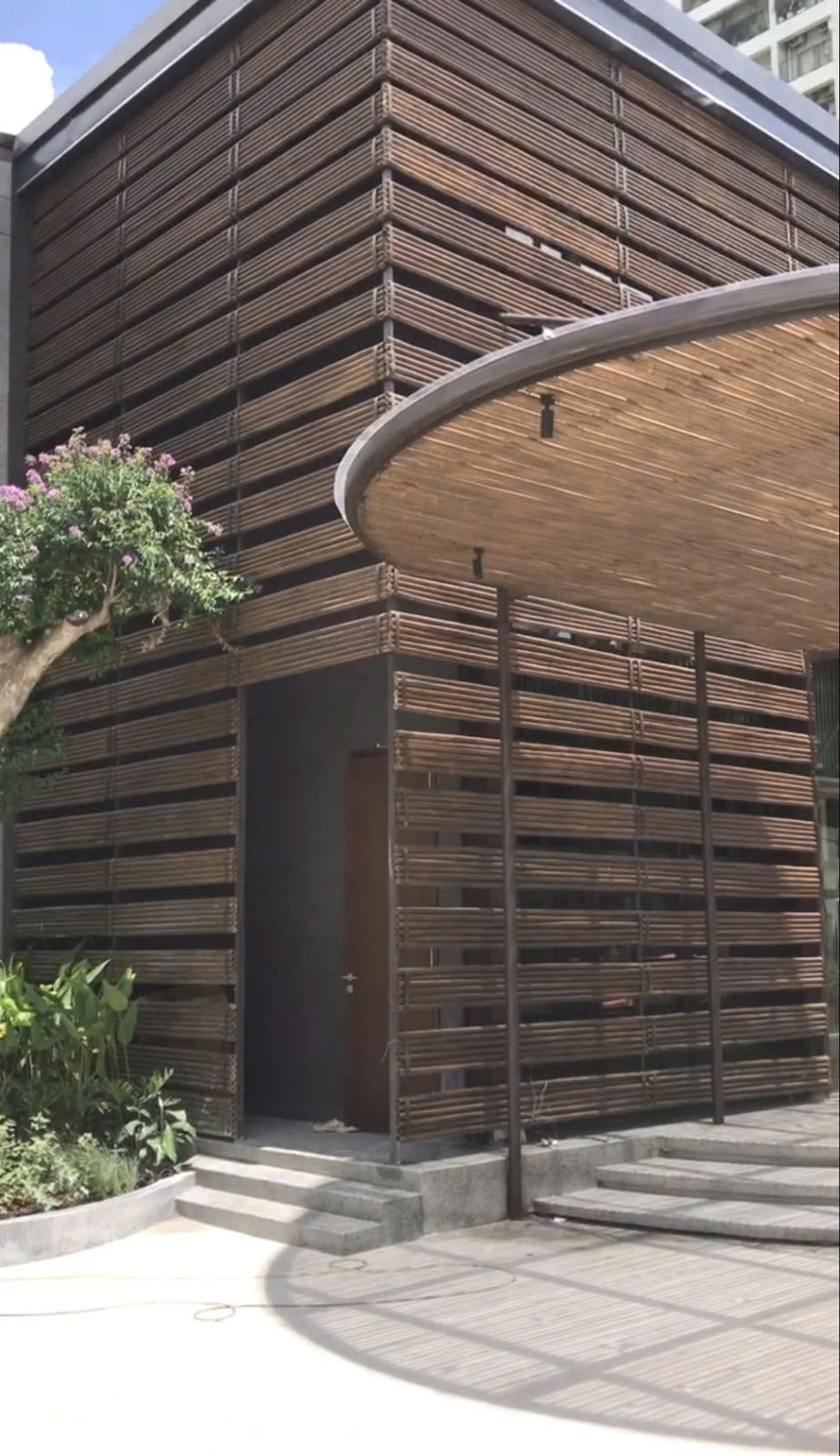 Mặt dựng và lam gỗ — Timber facade and louvres
