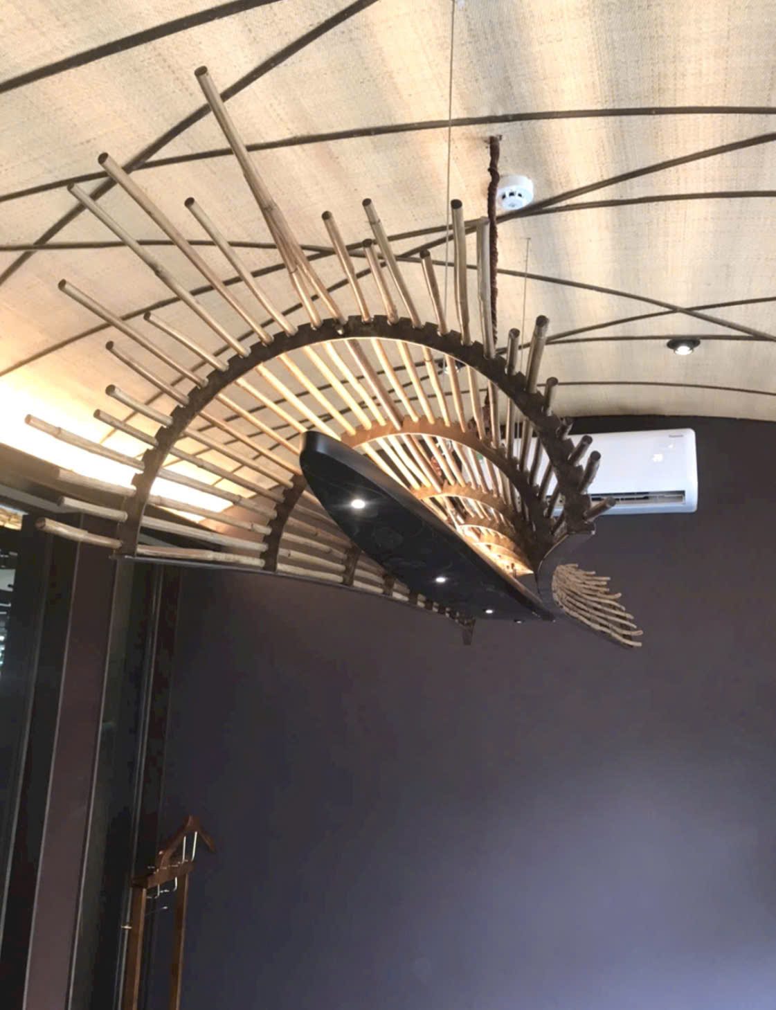 Đèn tre điêu khắc treo trần — Sculptural bamboo light features