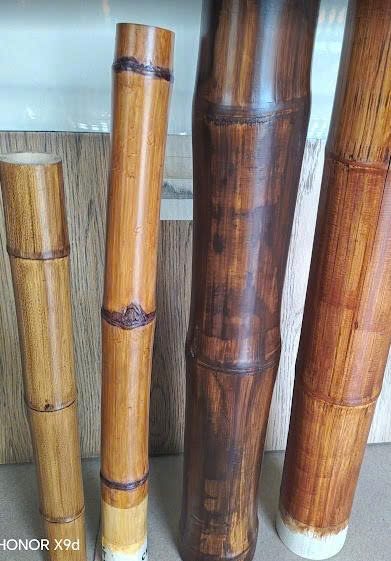 Cột tre lớn nhuộm màu bằng nhúng — Large bamboo poles, dip-stained