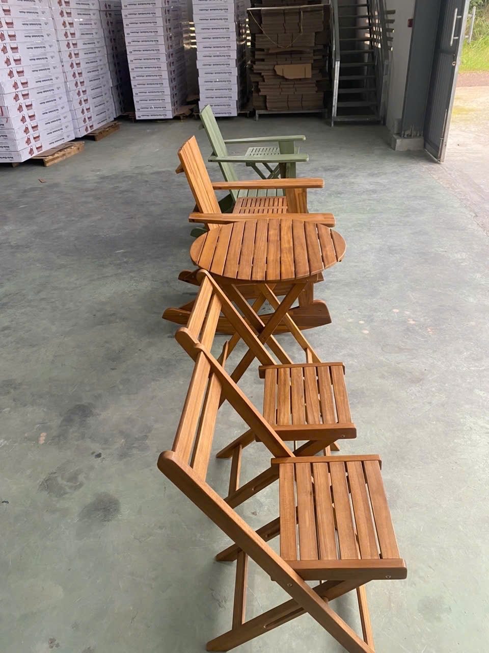 Cả mẻ ghế xếp ra khỏi bể cùng màu, cùng độ dày màng — A whole batch of folding chairs leaves the tank with identical color and film build