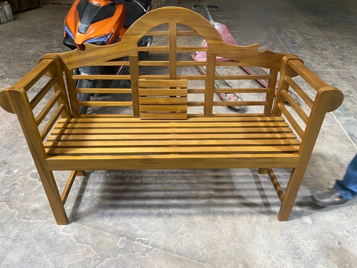 Băng ghế màu mật trên gỗ keo — Honey-tone acacia garden bench