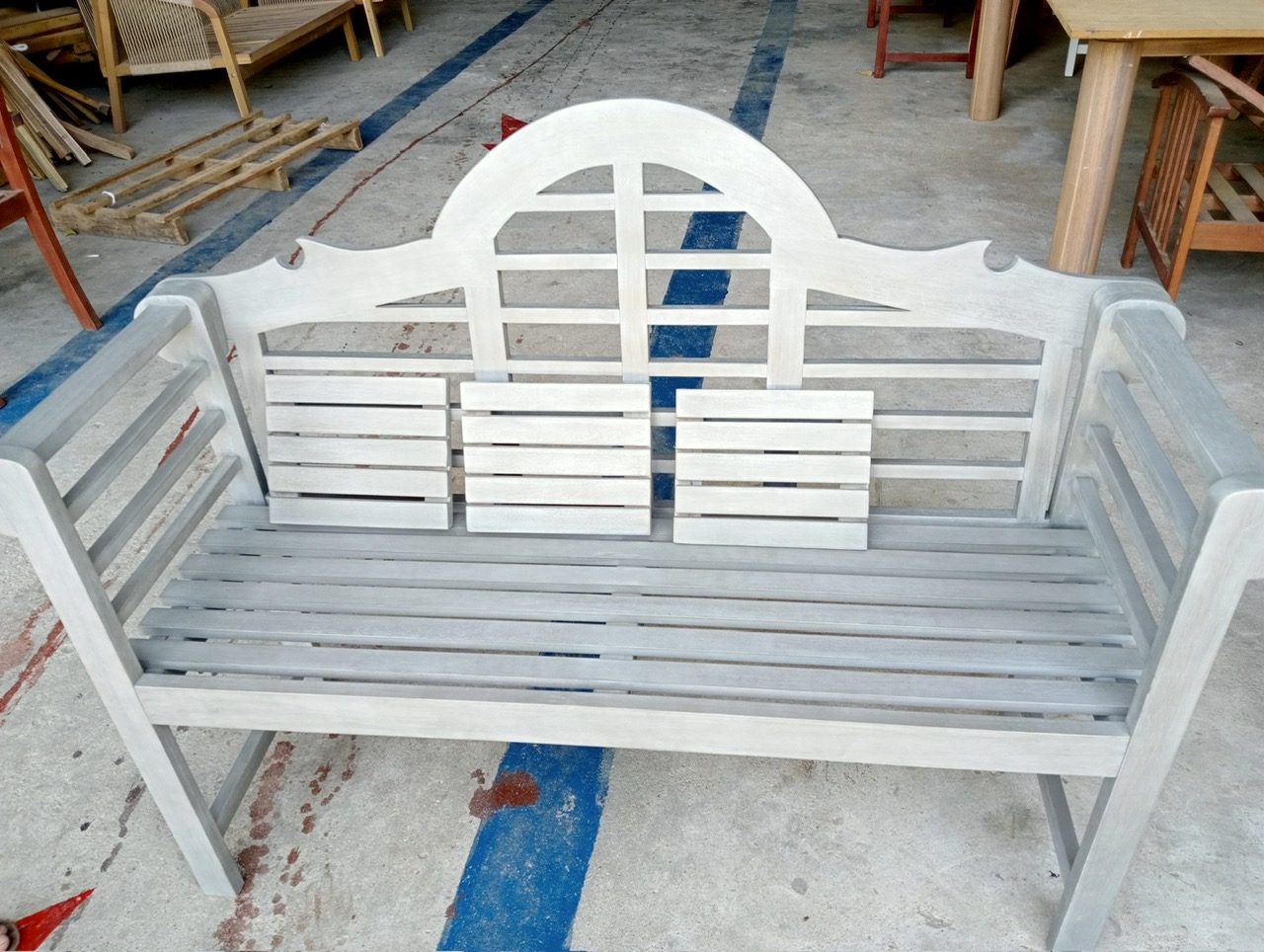 Băng ghế sơn trắng — White-painted bench